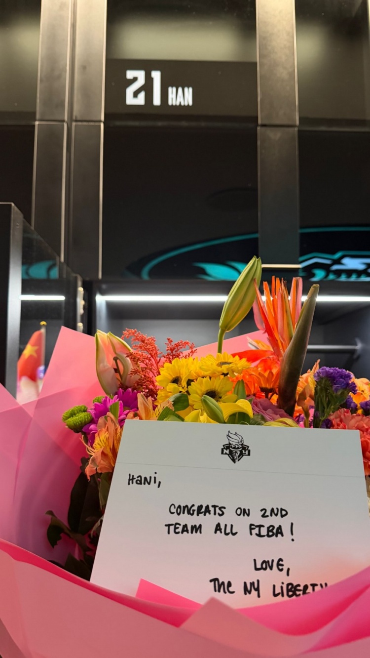 韩旭晒回自由人收到球队花束:Hani 恭喜你入选FIBA最佳阵容二阵 韩旭晒回自由人收到球队花束:Hani 恭喜你入选FIBA最佳阵容二阵