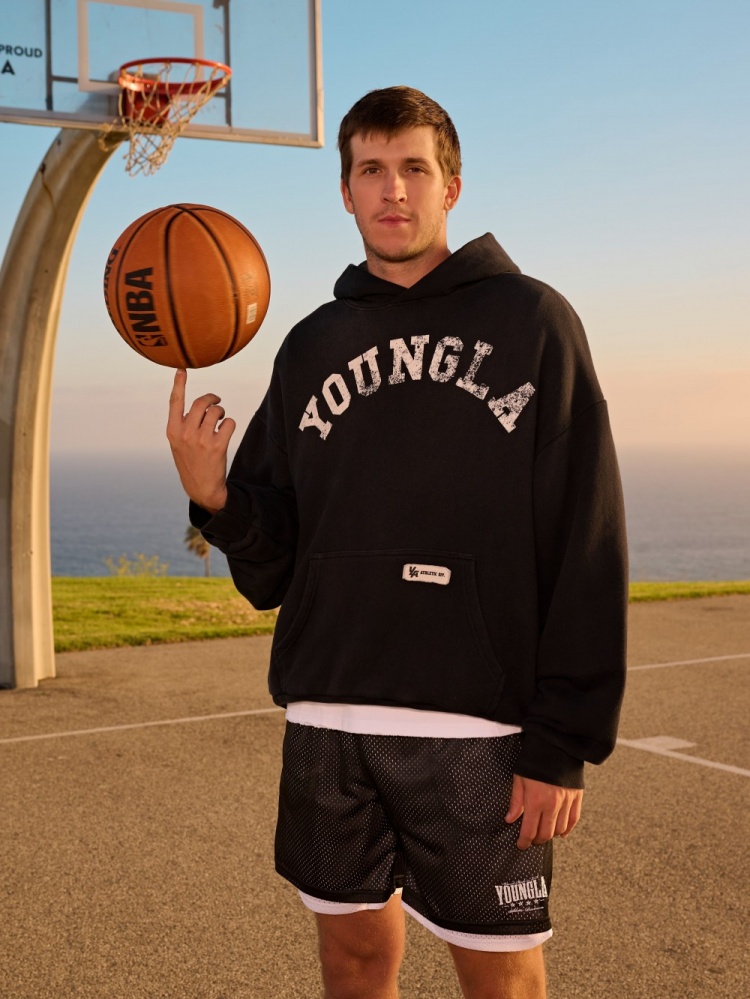 里夫斯晒拍宣传照花絮：手太小一直抓不住球 试了几次都失败